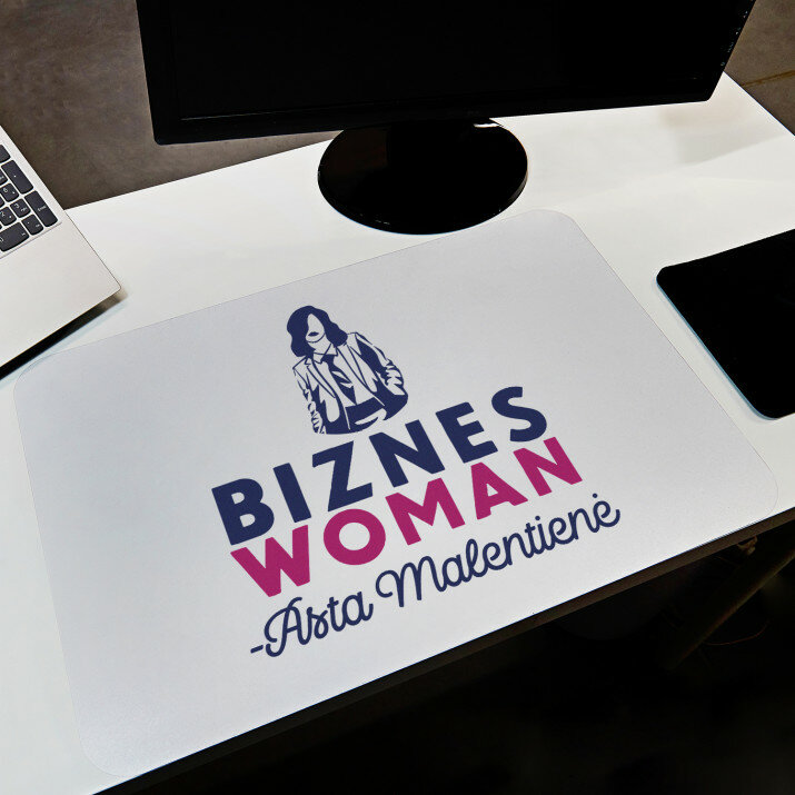 Bizneswoman - kilimėlis ant rašomojo stalo