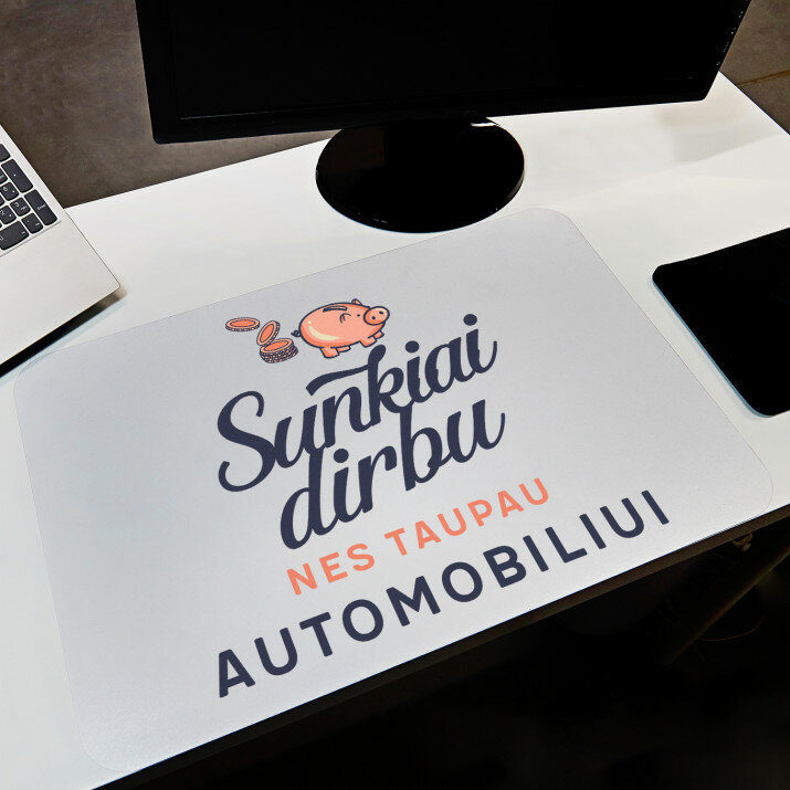 Sunkiai dirbu - kilimėlis ant rašomojo stalo