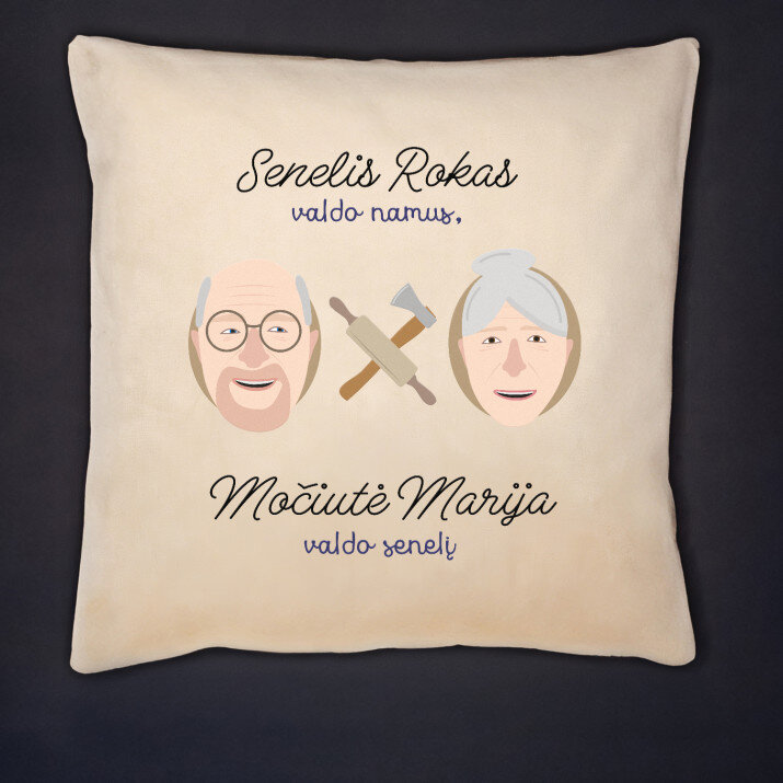 Senelis valdo namus, močiutė valdo senelį - Dekoratyvinė pagalvė