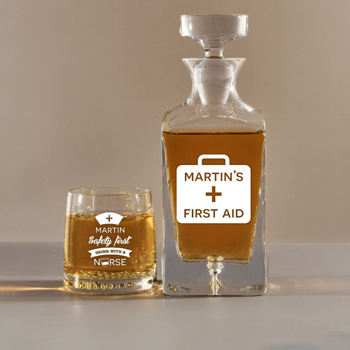 First aid - Graviruotų grafino ir viskio taurių rinkinys