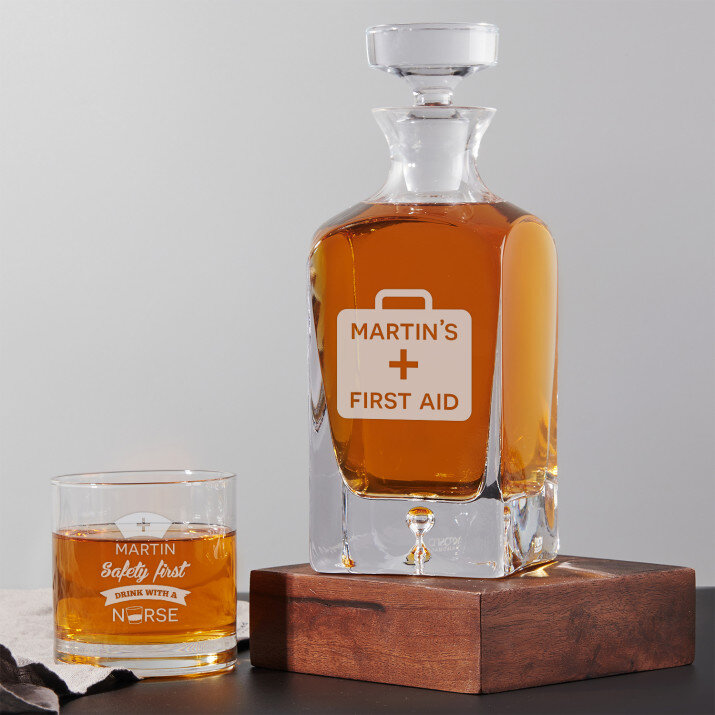 First aid - Graviruotų grafino ir viskio taurių rinkinys