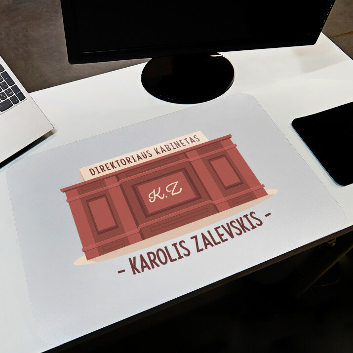 Direktoriaus kabinetas - kilimėlis ant rašomojo stalo