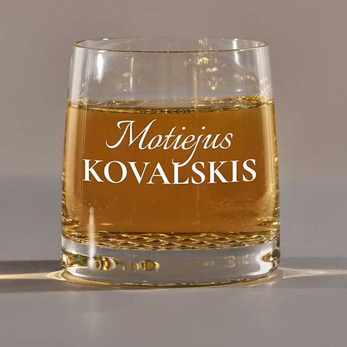 Vardas ir pavardė - Viskio stiklinės