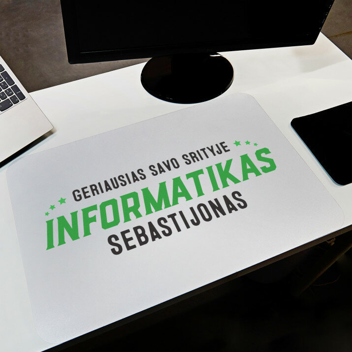 Informatikas - kilimėlis ant rašomojo stalo