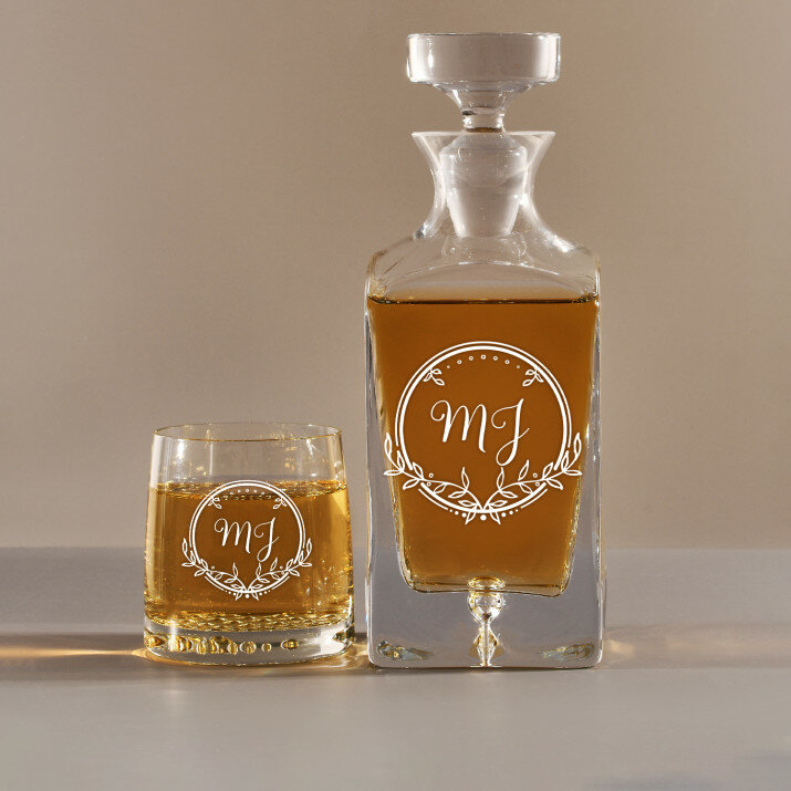 Inicialai 2 - Graviruotų grafino ir viskio taurių rinkinys