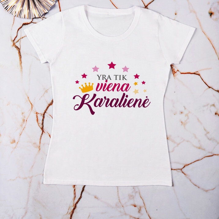 Yra tik viena karalienė - Moteriški marškinėliai su spauda