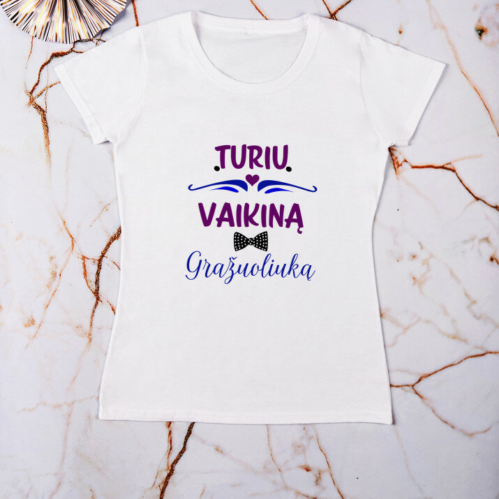 Turiu vaikiną gražuoliuką - Moteriški marškinėliai su spauda