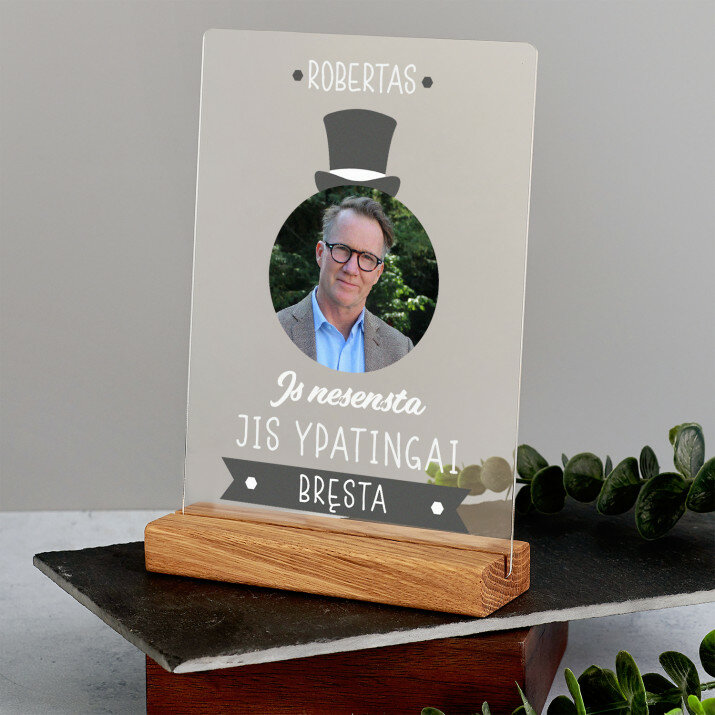 Jis nesensta - Spauda ant akrilinio stiklo su stovu