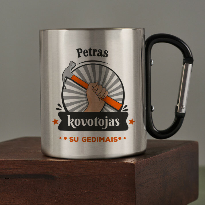 kovotojas su gedimais - Metalinis puodelis su karabinu