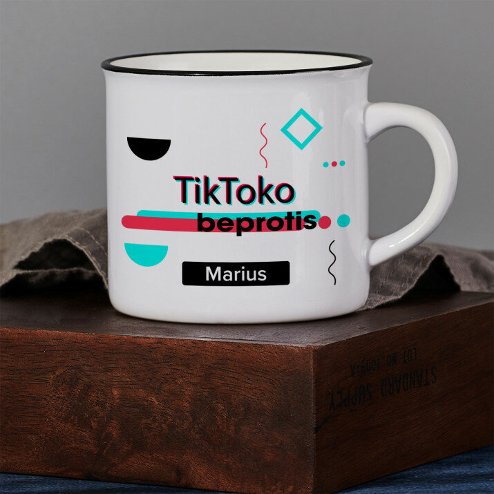 Tiktoko beprotis - Keramikinis puodelis su juodu apvadu