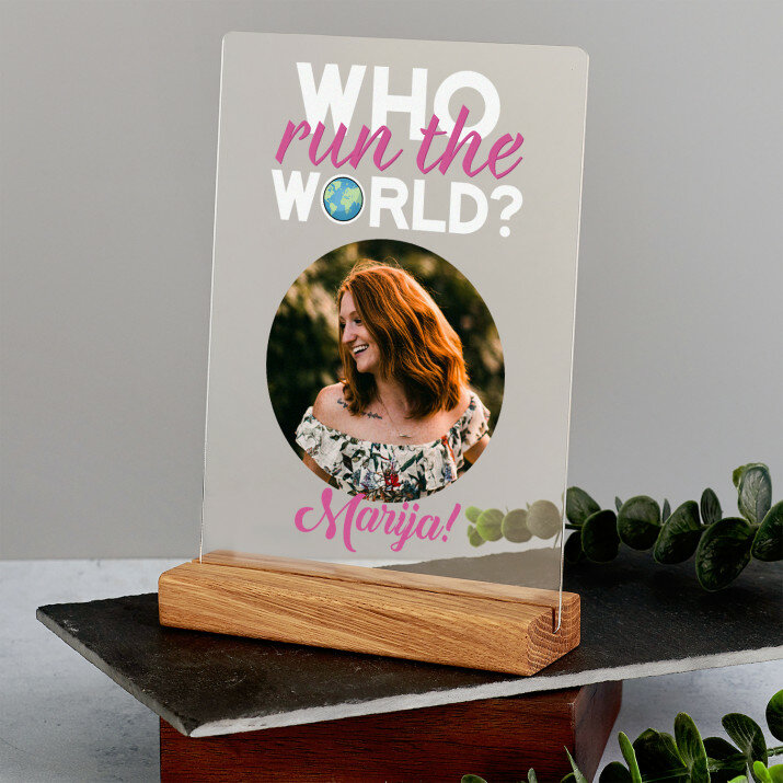 Who run the world - Spauda ant akrilinio stiklo su stovu