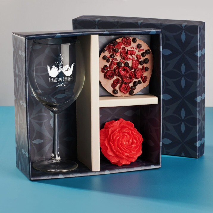Dovanų rinkinys su vyno taure draugei